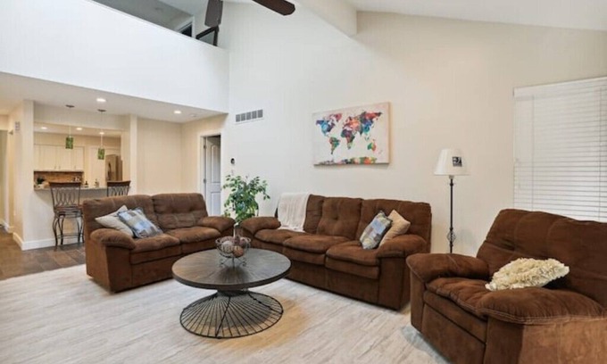 Savoy House | Spacious, beautiful 3 bedroom 3.5 bath! Great location! n