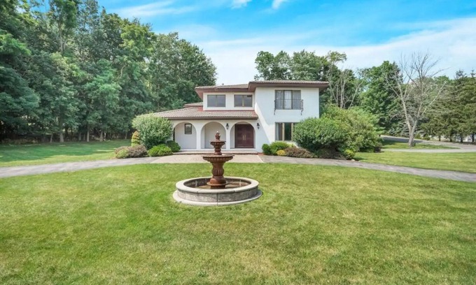 Monroe Villa | Spacious + beautiful 5-bedroom Mediterranean Villa in Monroe, NY.