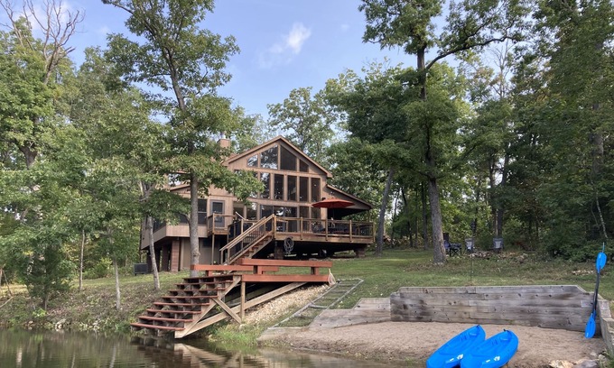 Wright City Ski Chalet | Spacious 'Black Dog Chalet' on Family Friendly Grendel Lake
