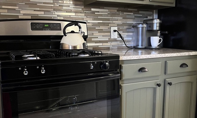 Monroe House | Spacious Bohemian Bungalow. Pet-friendly & centrally-located w/play nook!