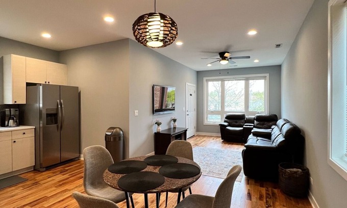 South Austin Apartment | Spacious brand new condo - 15 min from downtown Chicago! Sleeps 6