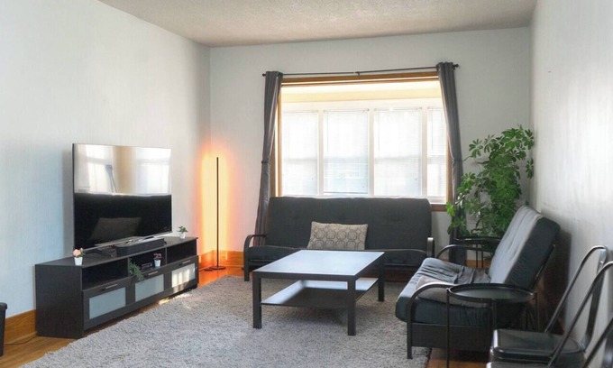 Winnipeg House | Spacious & Bright 2BR Free Parking 8 Mins to Downtownn