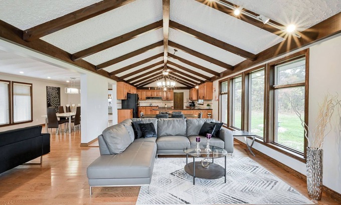 King House | Spacious~Bright~3BR~Pool~Foosball~Sauna