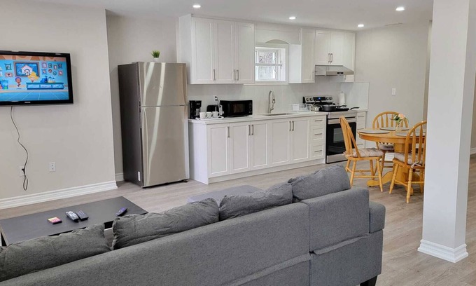 Richmond Hill Apartment | Spacious Bright Cozy 2 Bedroom Private Apartment