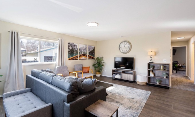 Bayshore - Klatt House | Spacious, bright, convenient to everything in Anchorage! Bonus room!