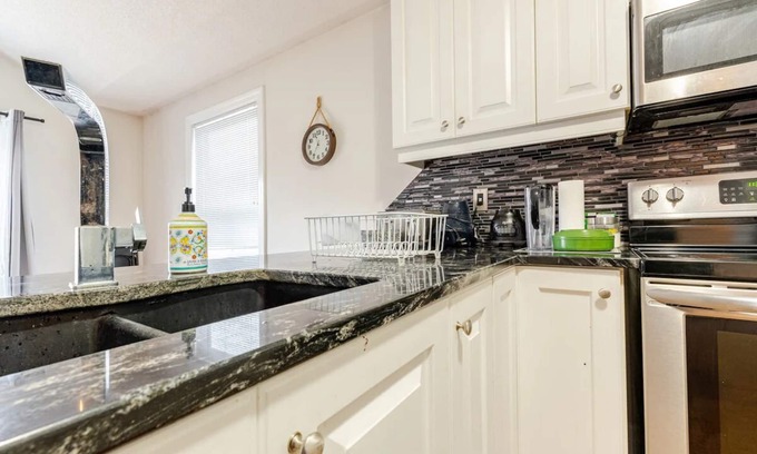 Peterborough House | Spacious & Bright Master Bedroom w/Queen Bed|5 Mins to Trent University & Hwy 7