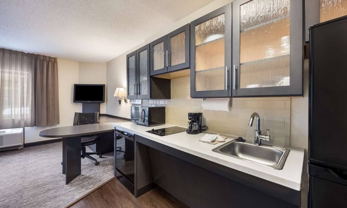 Libertyville Hotel | Spacious Budget-friendly Room w/Kitchenette Ideal for Extended or Short Stays