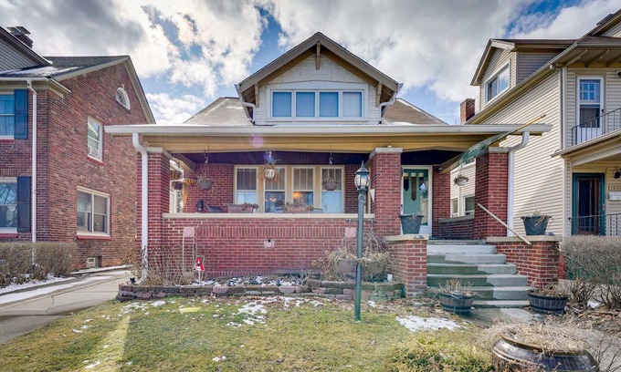 Grosse Pointe House | Spacious bungalow with 7 Beds in awesome Grosse Pointe Park!