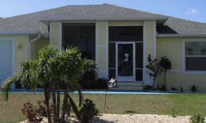 South Gulf Cove House | Spacious bungalow with 5 bedrooms and WiFi, AC in welcoming Port Charlotte