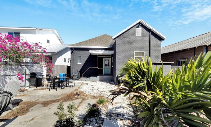 Ybor City House | [Spacious Bungalow] Modern & Cozy Comfort