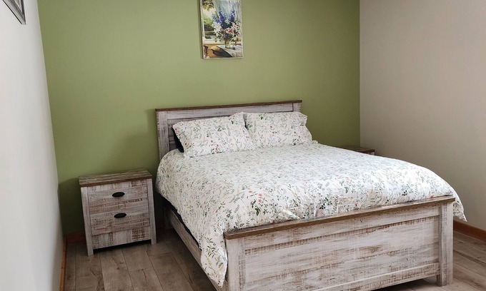 Pincher Creek Cabin | Spacious cabin near the Canadian Rockies, barrier free! Close to the Rockies