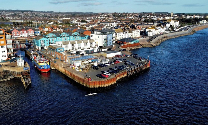 Exmouth Apartment | Spacious centrally located apartment