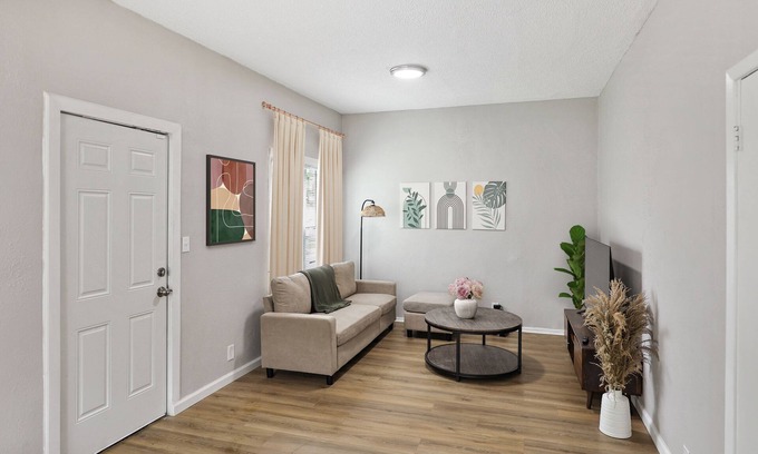 University City House | Spacious & Charming Home, 7 mintes from Forest Park in St. Louis
