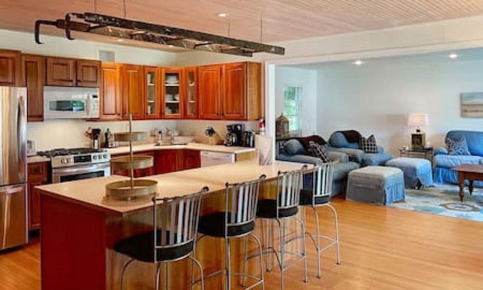 Wellington House | Spacious & Charming Century Home - Wellington