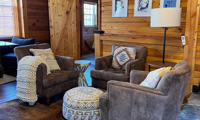 Waterford Cabin | Spacious & Charming Cabin - Close to Ski/Lakes!