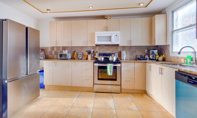 LaSalle House | Spacious Charming Waterfront 7 Bedrooms Home In Montreal