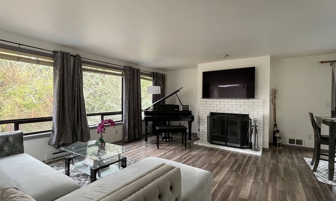 North City House | Spacious, Cheerful, Modern Home 5 BR, 3BA, 2KIT