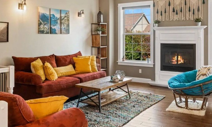 Four Corners House | Spacious & Chic - Close to Downtown Hot springs Big Sky Nature