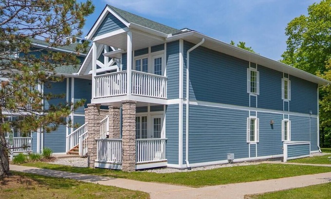 Oro-Medonte Apartment | Spacious Club Suite: King Bed, Jacuzzi, Pool, BBQ