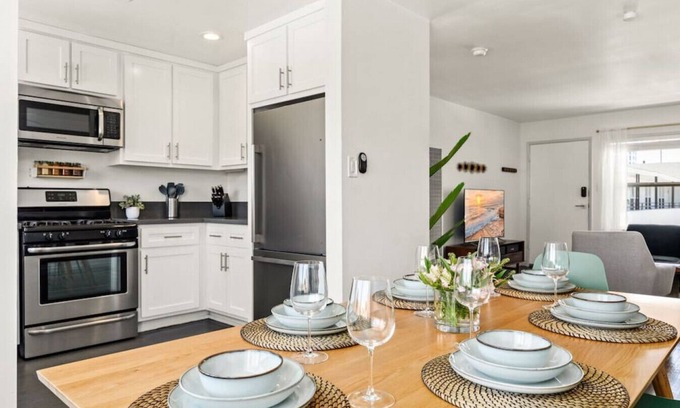 Alamitos Beach Apartment | Spacious Coastal Apartment in a Colorful Community