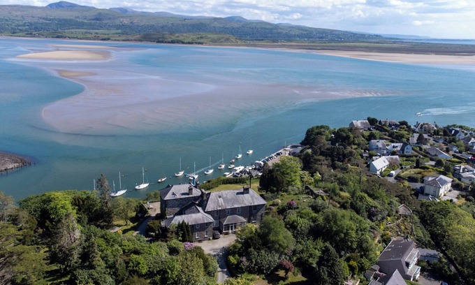 Borth-y-Gest Apartment | Spacious coastal property with stunning sea views, terrace and garden. Tranquil.