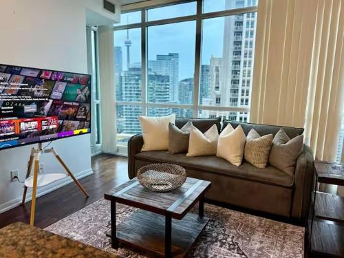 Fort York House | Spacious Comfort in City Center - Free Parking