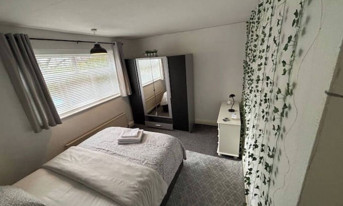 Wythenshawe Apartment | Spacious & Comfortable flat | Near Airport & City
