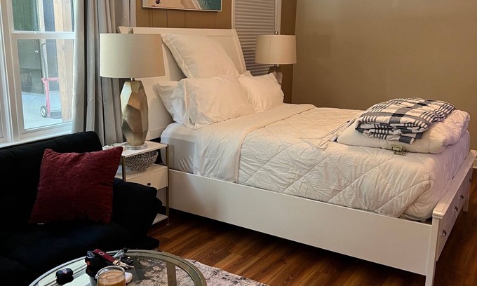 Tallahassee House | Spacious Comfortable Studio Unit