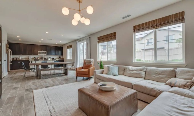 Reno House | Spacious & Comfy ~ 5★ Location ~ ♛Royal Beds ~ 4BR