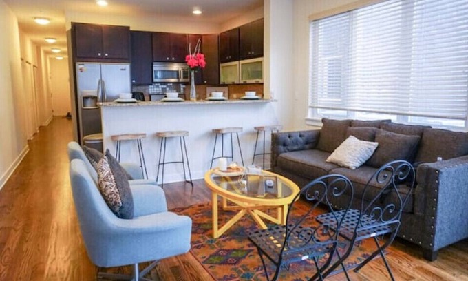 Elmwood Park Condo | Spacious Condo Centered Between Chicago and O’hare