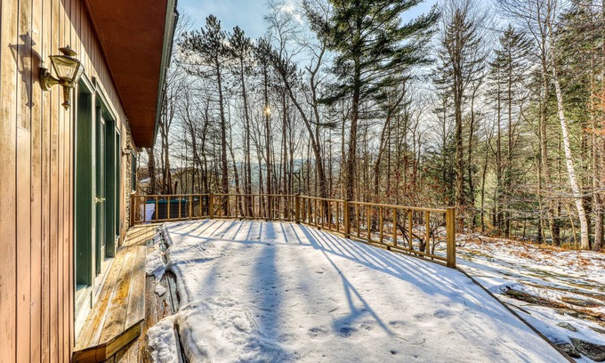 Stowe Area Condo | Spacious condo close to the slopes with deck & private washer/dryer