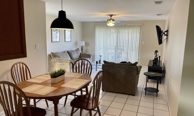 Largo Condo | 🌴 SPACIOUS CONDO W HEATED POOL & NEARBY BEACHES AND AIRPORTS🌴