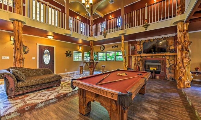 Conroe House | Spacious Conroe Home w/Foosball & Pool Table!