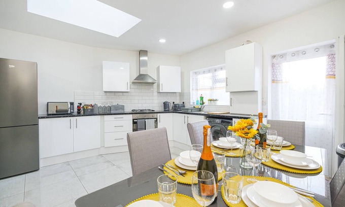 Becontree House | Spacious contractor family groups free parking