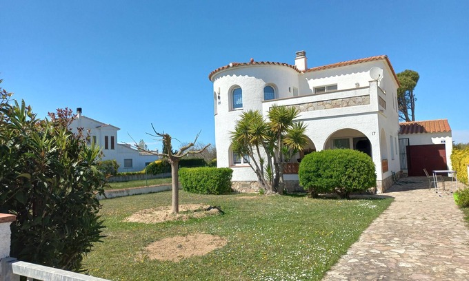 Sant Pere Pescador House | Spacious Costa Brava Home: BBQ, WiFi, Parking, Near Beach, Sleeps 7