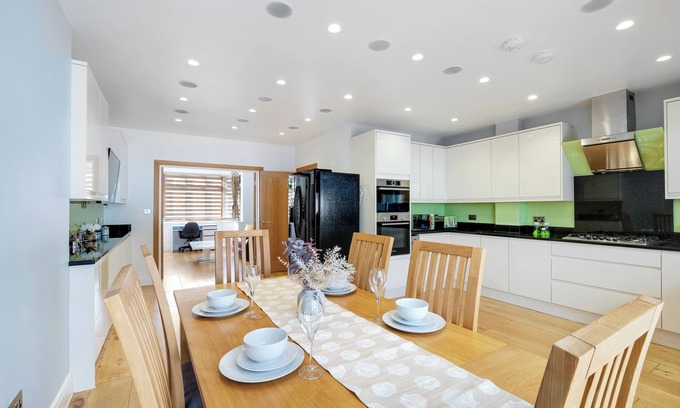 Southbury House | Spacious & Cosy 3 bedroom house