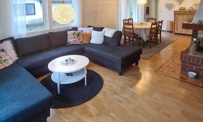 Varberg Municipality House | Spacious cottage in a beautiful location overlooking rolling fields.