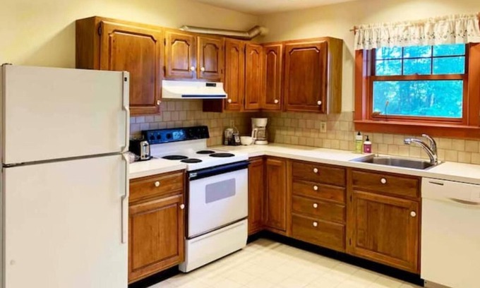 Kinderhook Cottage | Spacious Cottage Retreat on Beautiful 2-Acres