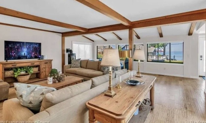 Port Huron Cottage | Spacious Cottage with Private Beach