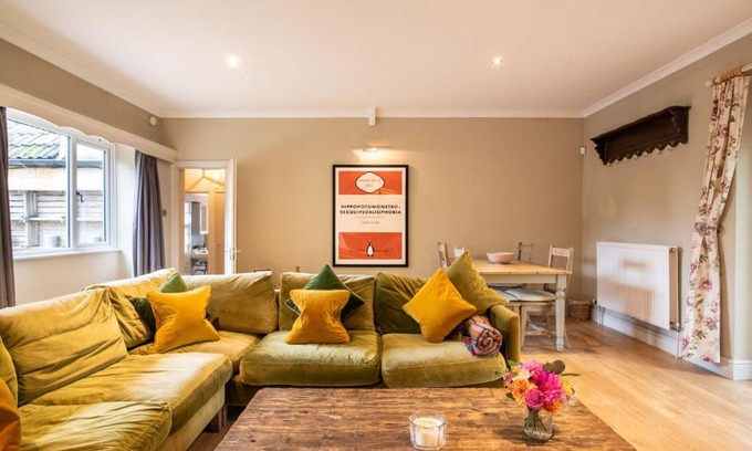 Bradford-on-Avon Apartment | Spacious Country Cottage Sleeps 7 Near Bath Fire Pit Dog Friendly