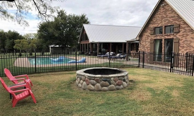 Era House | Spacious Country Home Entire house Sleeps 10 3500 sq ft