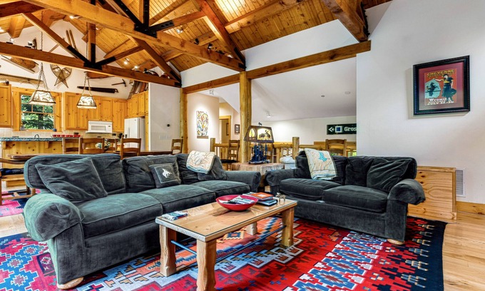 Granite Ridge House | Spacious Cozy Cabin w/Deck, Private Hot Tub, Grill - Amazing In-Village Locale