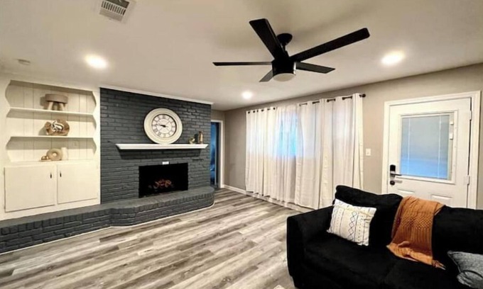 Ederville House | Spacious/Cozy home in Fort Worth!