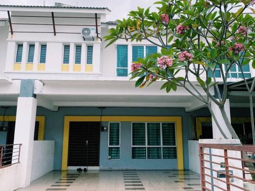 Bota House | Spacious cozy Lakeville homestay 4 bedrooms all with AirCond