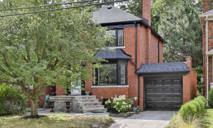 East York House | Spacious, cozy master bedroom in midtown Toronto