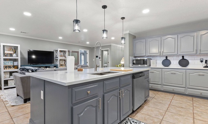 Kreole House | Spacious, cozy retreat, close to beaches, shopping, food & fun @ the Gulf Coastn