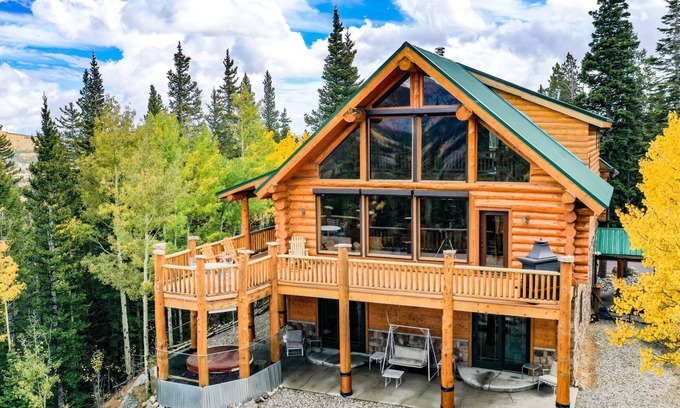 Fairplay Cabin | Spacious Custom Cabins w/Hot Tub and 3 Car Garage - Lodge at Flamingo Acres