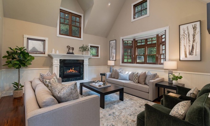 Aspen House | Spacious Designer 3BR Victorian with AC & Hot Tub