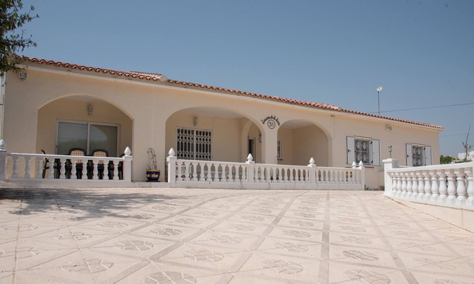 Torrevieja Villa | Spacious, detached 4 bed villa, sleeps 10-12, large private pool