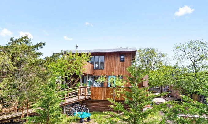 Seaview House | Spacious Dog-Friendly Home with Renovated Kitchen and Bathrooms